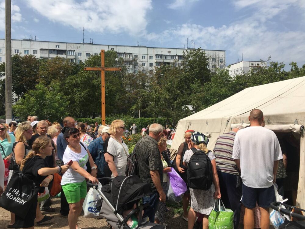 Видача гуманітарної допомоги в Катедральному соборі святого Миколая Чудотворця в Харкові