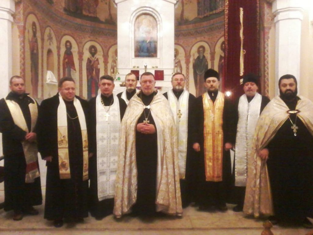 Священики різних церков в храмі "Сурб Арутюн" (Святого Воскресіння) Вірменської Апостольської Церкви. Харків