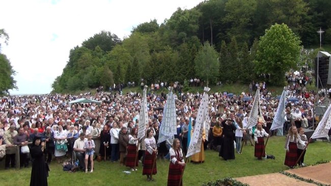 Тисячі паломників на прощі. Крехівський монастир